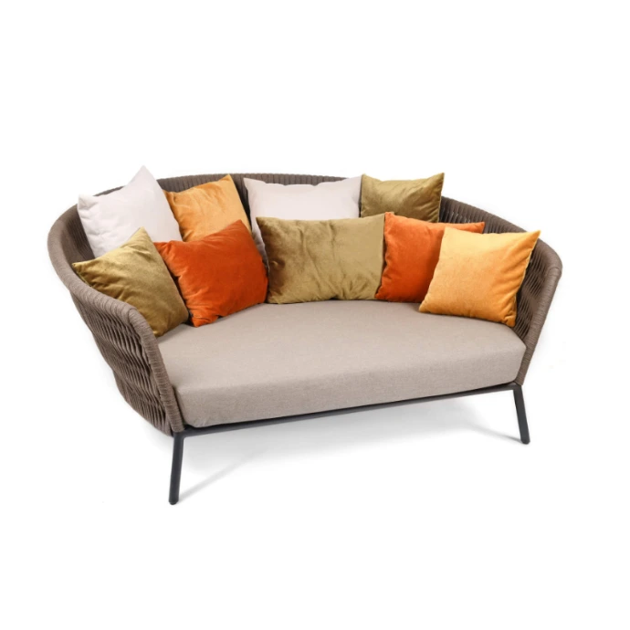 Wing Daybed von Fischer Möbel – komfortables Outdoor Daybed mit geflochtenem Design und großzügiger Polsterung für Garten und Terrasse