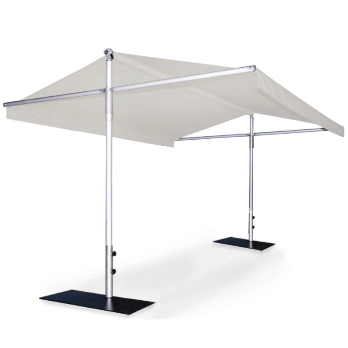 Filigraner Woodline Piuma Sonnenschirm mit schlankem Alugestell und heller Bespannung von Fischer Möbel auf weißem Hintergrund.