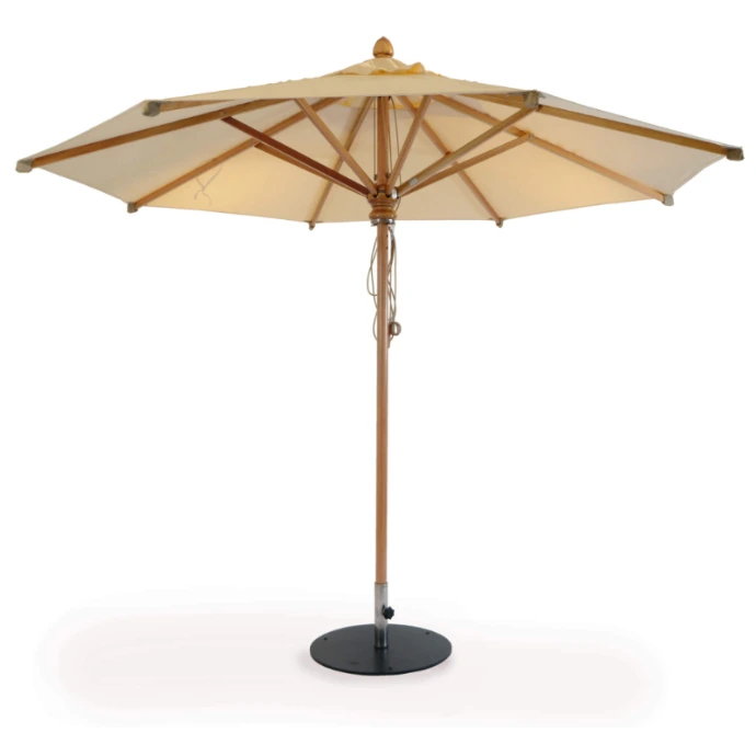 Eleganter Woodline Stockschirm mit Holz-Mast und naturfarbener Bespannung von Fischer Möbel auf weißem Hintergrund.