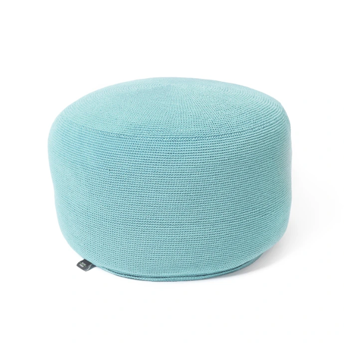 Hellblauer Outdoor-Pouf und Hocker aus Strickgewebe von Fischer Möbel auf weißem Hintergrund.