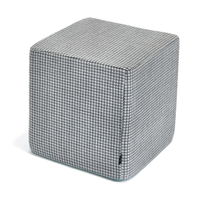 Quadratischer Outdoor-Hocker Flora mit grau-weißem Musterbezug von Fischer Möbel auf weißem Hintergrund.