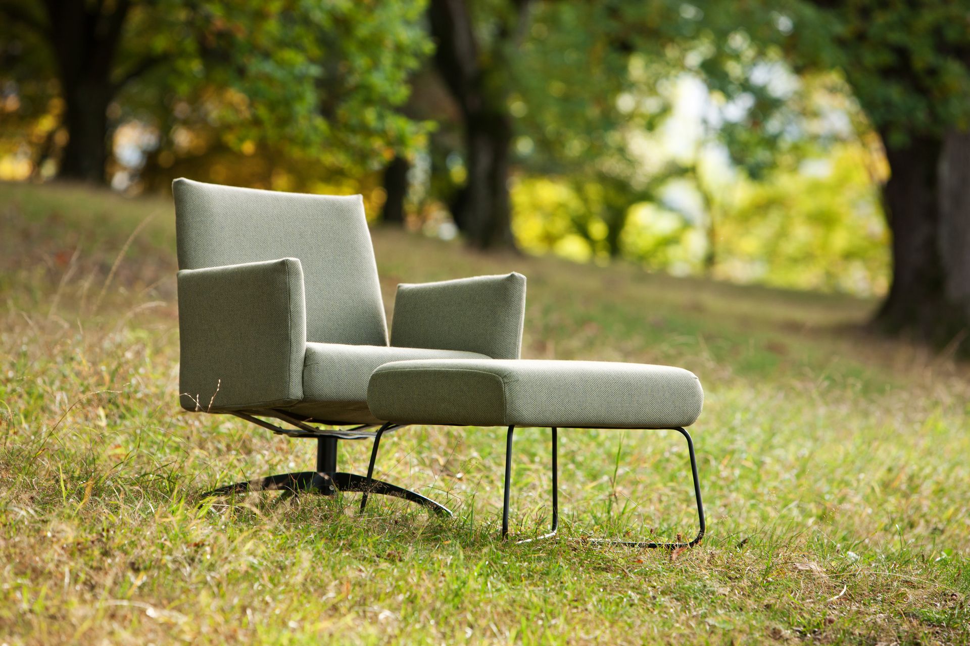 Kalos Lounge Sessel mit Drehgestell & Hocker – Fischer Möbel Design-Solitär für gehobenes Outdoor-Living.