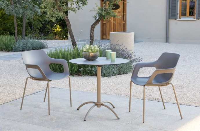 Moderne Gartenstühle mit rundem Outdoor Tisch von Fischer Möbel auf stilvoller Terrasse